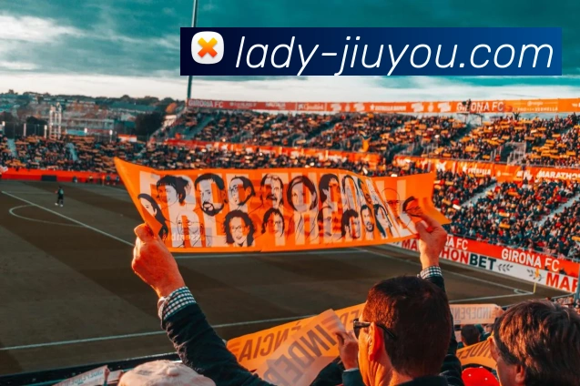 足球明星穿搭新风尚牛仔裤如何成为时尚潮流的必备单品